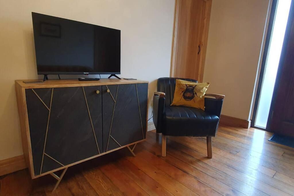 Ty Taf 2 Bed Cottage With Deck & Easy Transport Links Cardiff Exterior foto
