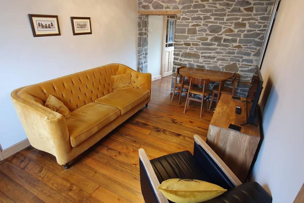 Ty Taf 2 Bed Cottage With Deck & Easy Transport Links Cardiff Exterior foto